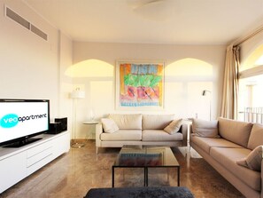 Télévision, lecteur de DVD, livres, chaîne hi-fi