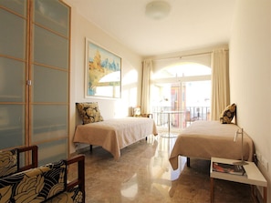 2 chambres, bureau, fer et planche à repasser, accès Internet