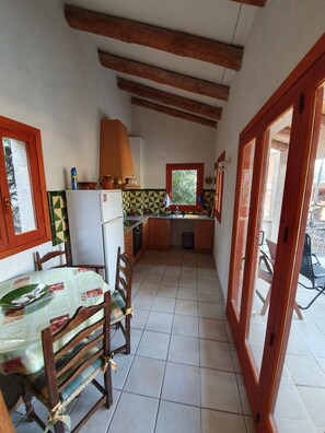 Fridge, microwave, oven, stovetop - Lots of light and space, workstation with fiber optics and great views (Torroja del Priorat)