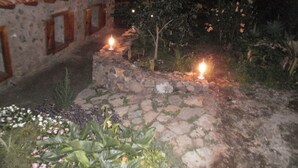 A stone pathway leading to a rustic building with a tiled roof and wooden shutters. - Traditional Canarian Finca in Las Lajas, Icod de los Vinos, 4 persons (Icod de los Vinos)