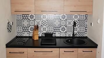 Frigorifero, microonde, piano cottura, macchina per tè/caffè