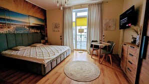 Une chambre à coucher avec un lit, un bureau et un téléviseur.