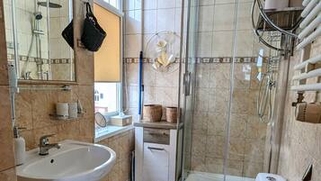 Dusche, Haartrockner, Handtücher, Seife