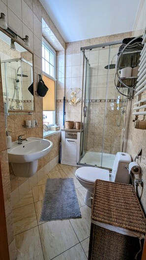 Dusche, Haartrockner, Handtücher, Seife