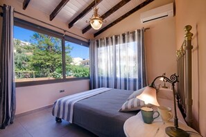 2 室のベッドルーム、セーフティボックス (室内)、アイロン / アイロン台、旅行用ベビーベッド