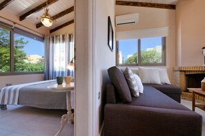 2 bedrooms, in-room safe, iron/ironing board, travel crib - Rea's Sea House with private pool (10m x 4m) (Galatas)