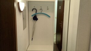 Un bagno piccolo con un lavandino bianco, uno specchio e un porta asciugamani.