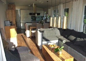 Smart TV, chimenea, libros y estéreo 