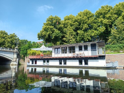 Houseboat Hampurin keskustassa sijaan omakotitalo, jossa on puutarha suoraan veden päällä 