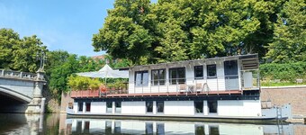 Houseboat Hamburg centre with canoe instead apartment with garden: pets-friendly