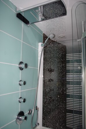 Een douche, een regendouche, een haardroger, handdoeken