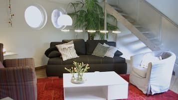 Smart-TV, Kamin, Bücher, Stereoanlage