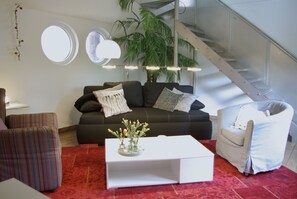 Smart-tv, een open haard, boeken en een stereo