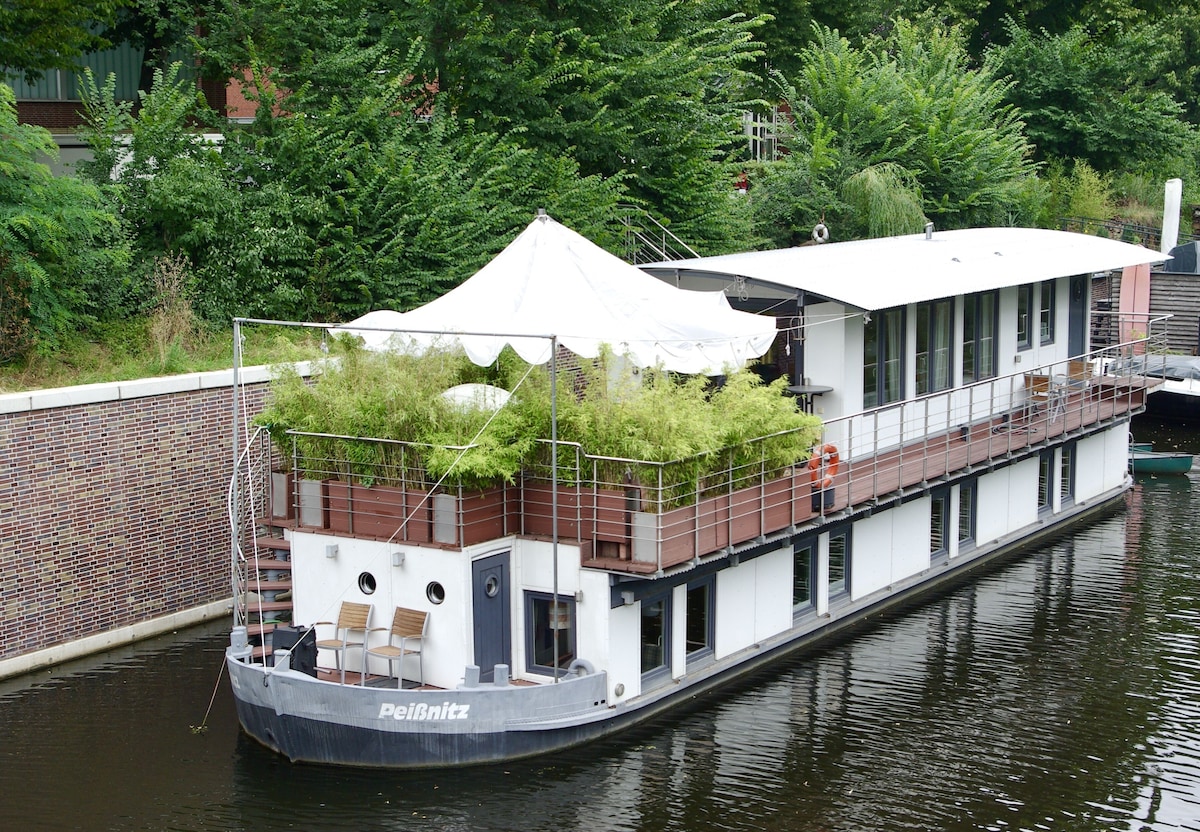 Houseboat in the center of Hamburg