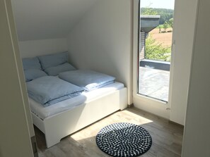 3 bedrooms, in-room safe, iron/ironing board, WiFi - Detached vacation home on Lake Edersee Rehbach " Das Haus am See "   (Edertal Hemfurth)