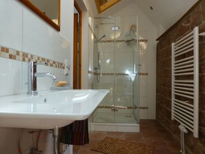 Dusche, Haartrockner, Bademäntel, Handtücher