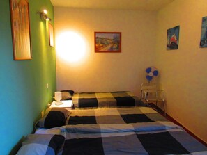 2 bedrooms, travel cot, free WiFi, bed sheets