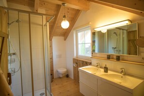 Dusche, Haartrockner, Handtücher, Seife
