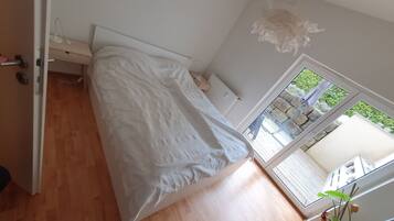 2 slaapkamers, een strijkplank/strijkijzer, reisbedje, gratis wifi