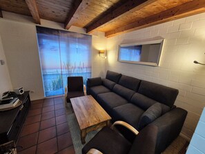 Smart-TV, Kamin, DVD-Player, Bücher