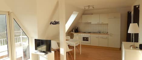 Fridge, oven, stovetop, coffee/tea maker