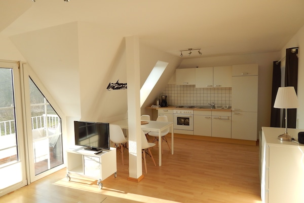 Een koelkast, een oven, een kookplaat, een koffiezetapparaat/waterkoker