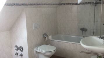 Haartrockner, Handtücher, Seife, Toilettenpapier