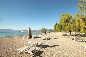Playa en los alrededores y camastros 