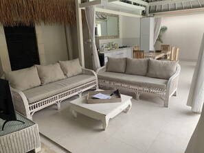 Fernseher, DVD-Player, Bücher, Videothek