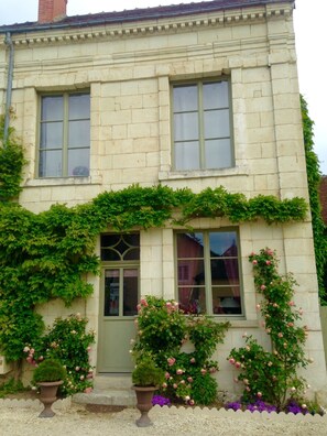 La jolie façade avec les roses et la glycine...