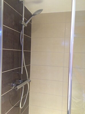 Dusj, hårføner, tøfler og håndklær