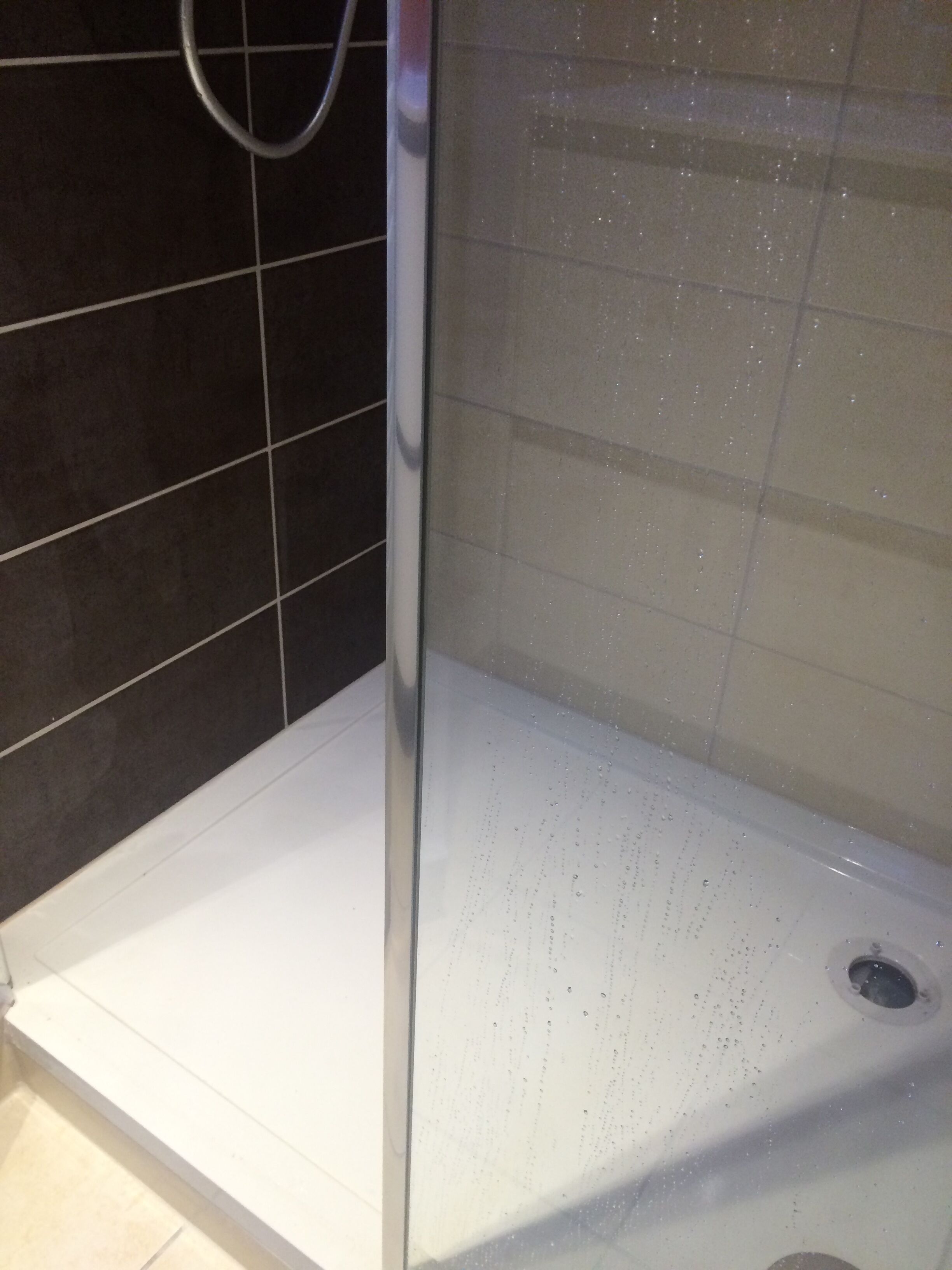 Doccia, asciugacapelli, pantofole, asciugamani