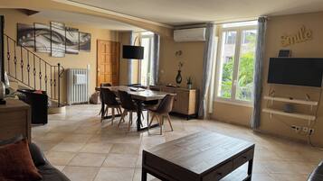 Télévision, livres, espaces bureaux