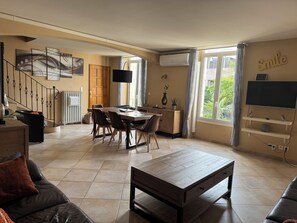 Een televisie, boeken en een kantoor