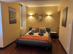 4 chambres, bureau, fer et planche à repasser, lit parapluie