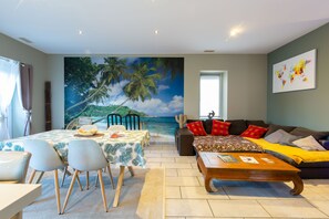 Fernseher, Videospiele, DVD-Player, Bücher