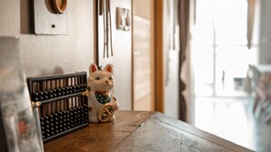A wooden table with a decorative cat figurine and a black metal object. - IDEALLY LOCATED GD APARTMENT, PARKING & PRIVATE TERRACE, JACCUZI, QUIET, DOMLOC (Carcassonne)