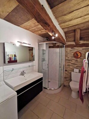 Douche, séchoir à cheveux, serviettes fournies, savon