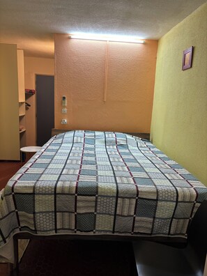 1 chambre, fer et planche à repasser, Wi-Fi gratuit, draps fournis