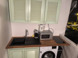 Réfrigérateur, micro-ondes, plaque de cuisson, cafetière/bouilloire