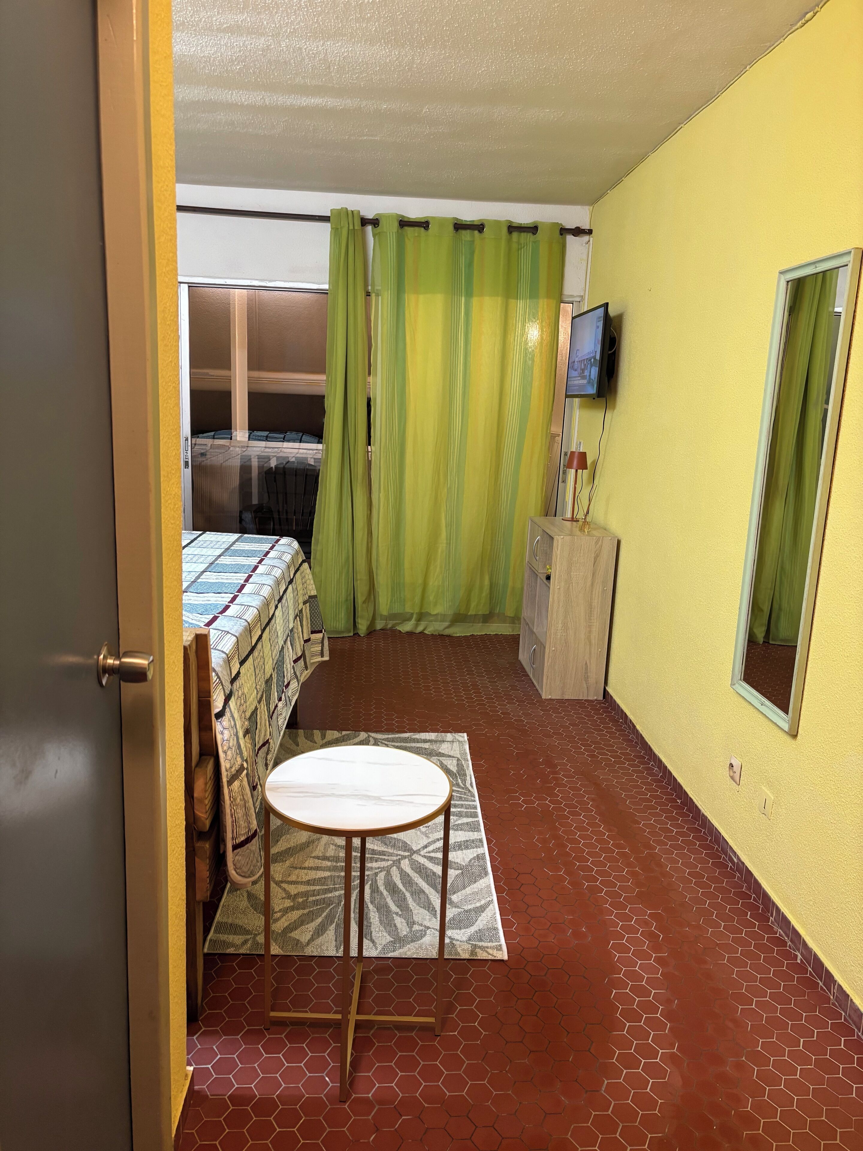 1 chambre, fer et planche à repasser, Wi-Fi gratuit, draps fournis