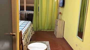 1 chambre, fer et planche Ă repasser, Wi-Fi gratuit, draps fournis