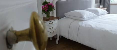 1 makuuhuone, työpöytä, äänieristys, silitysrauta/-lauta