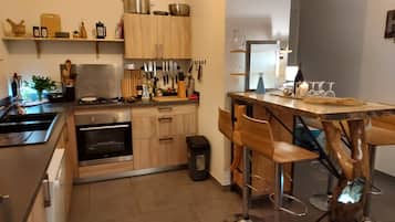 Een koelkast, een magnetron, een oven, een kookplaat