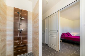 Shower, hair dryer, towels, shampoo