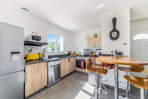 Jääkaappi, mikroaaltouuni, uuni, liesi