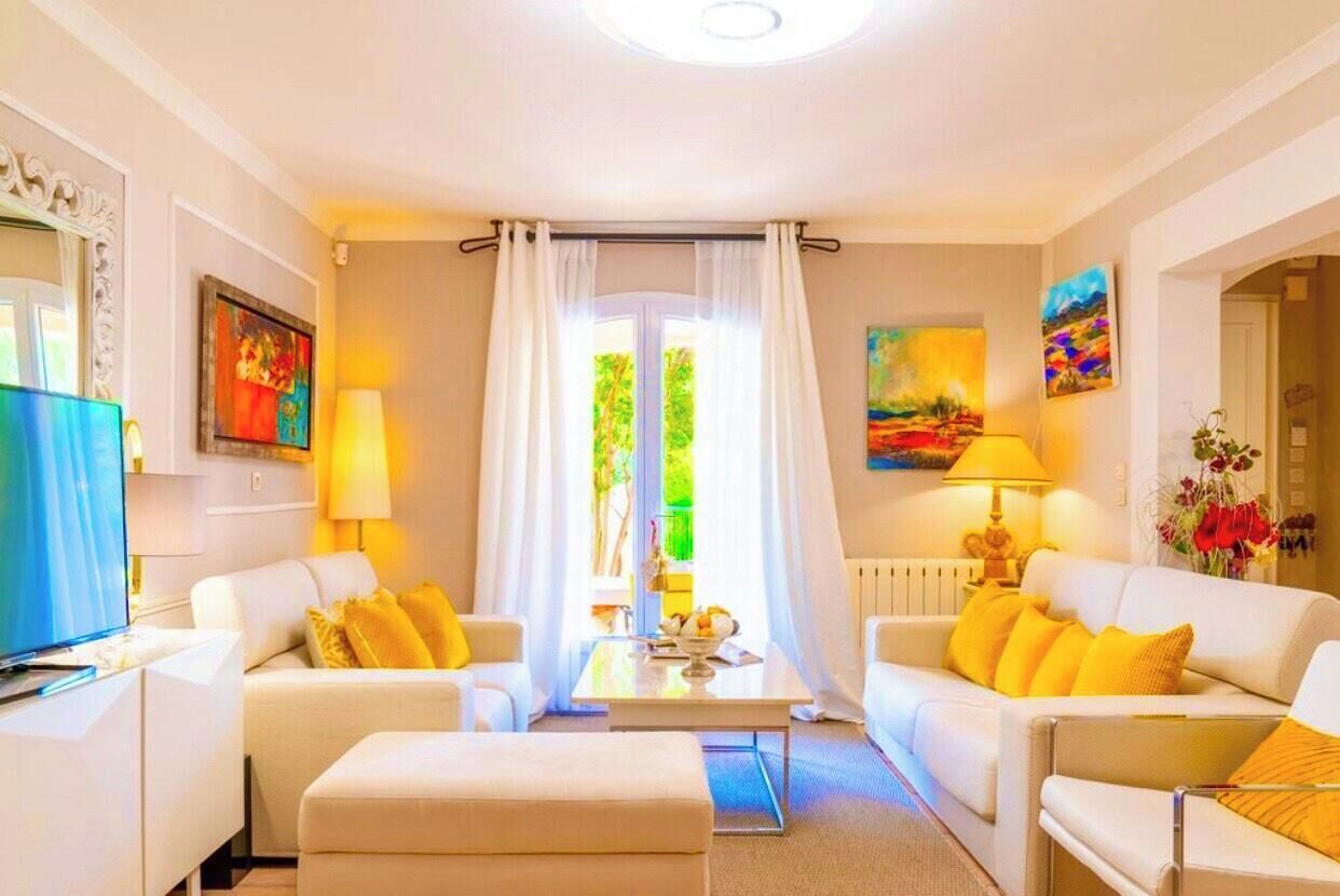 Smart-tv, een dvd-speler, boeken en een muziekbibliotheek