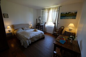 5 habitaciones, tabla de planchar con plancha y cuna de viaje 