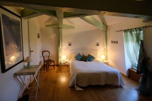 5 bedrooms, iron/ironing board, travel cot, Internet