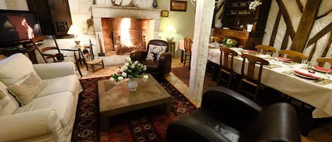 Tv, eldstad, dvd-spelare och bordsfotboll